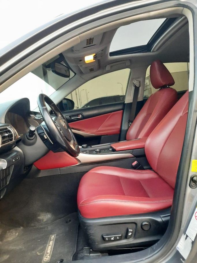 Подержанный Lexus IS 250 II Рестайлинг 2, 2.5 л, 2015 в Абу-Даби от The Shark Automobile Showroom Серый цвет. Американская | AUTO.AE