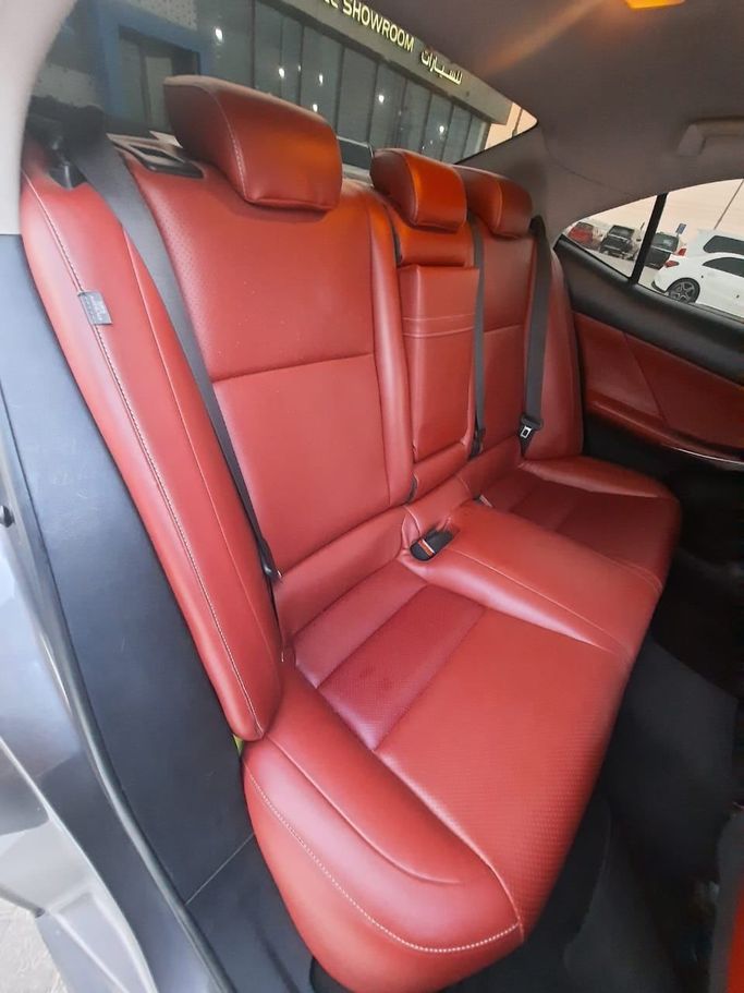 Подержанный Lexus IS 250 II Рестайлинг 2, 2.5 л, 2015 в Абу-Даби от The Shark Automobile Showroom Серый цвет. Американская | AUTO.AE