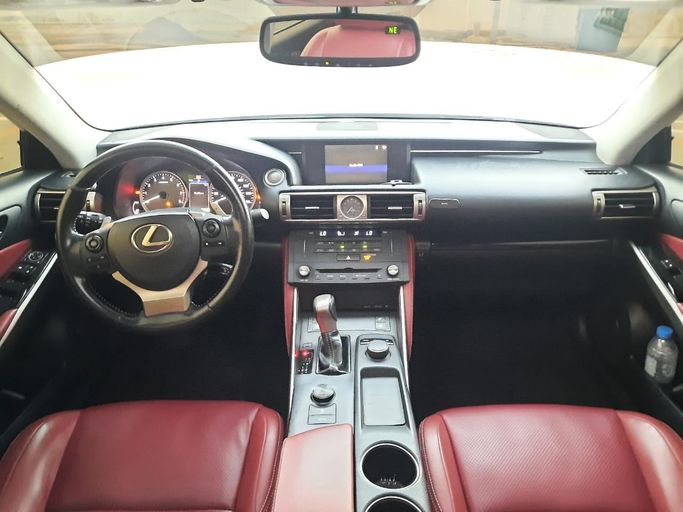 Подержанный Lexus IS 250 II Рестайлинг 2, 2.5 л, 2015 в Абу-Даби от The Shark Automobile Showroom Серый цвет. Американская | AUTO.AE