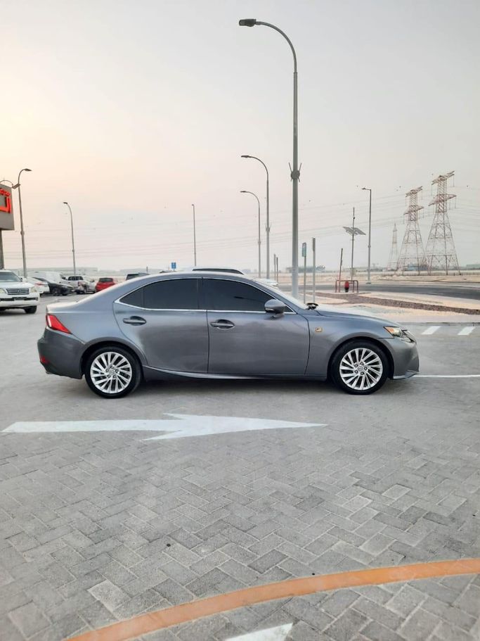 Подержанный Lexus IS 250 II Рестайлинг 2, 2.5 л, 2015 в Абу-Даби от The Shark Automobile Showroom Серый цвет. Американская | AUTO.AE