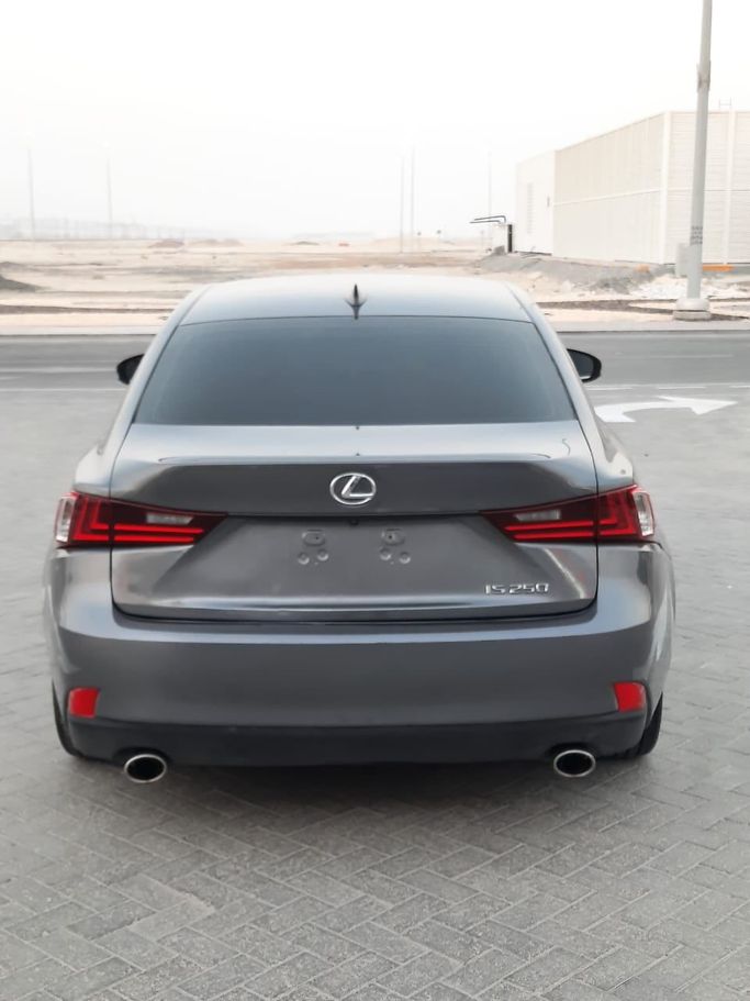 Подержанный Lexus IS 250 II Рестайлинг 2, 2.5 л, 2015 в Абу-Даби от The Shark Automobile Showroom Серый цвет. Американская | AUTO.AE
