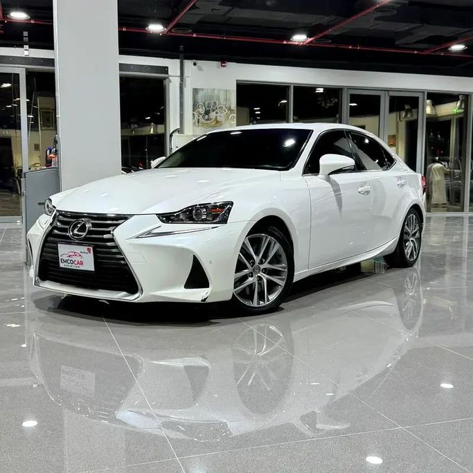 Подержанный Lexus IS 300 III Рестайлинг, 3.5 л, 2019 в Абу-Даби от Emco car Белый цвет. GCC | AUTO.AE