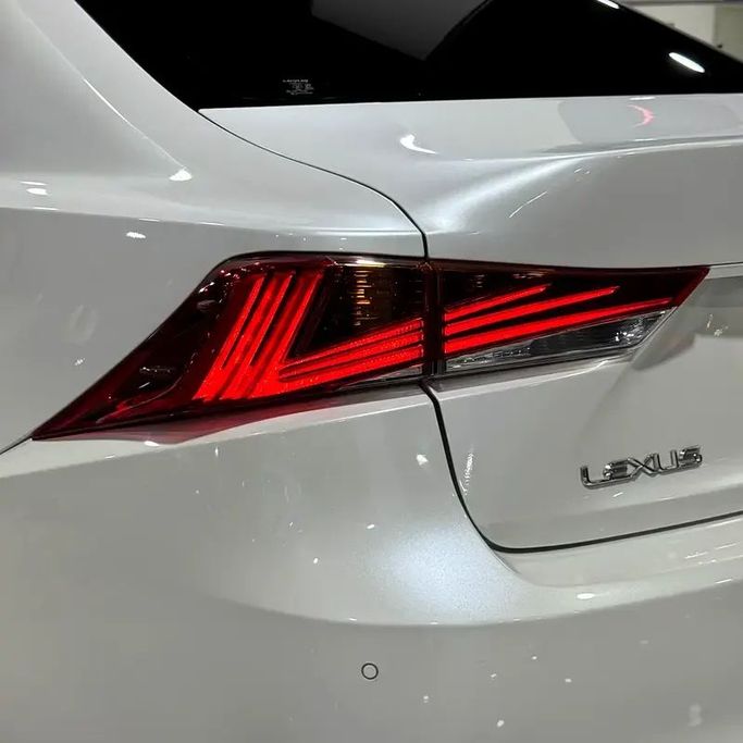 Подержанный Lexus IS 300 III Рестайлинг, 3.5 л, 2019 в Абу-Даби от Emco car Белый цвет. GCC | AUTO.AE