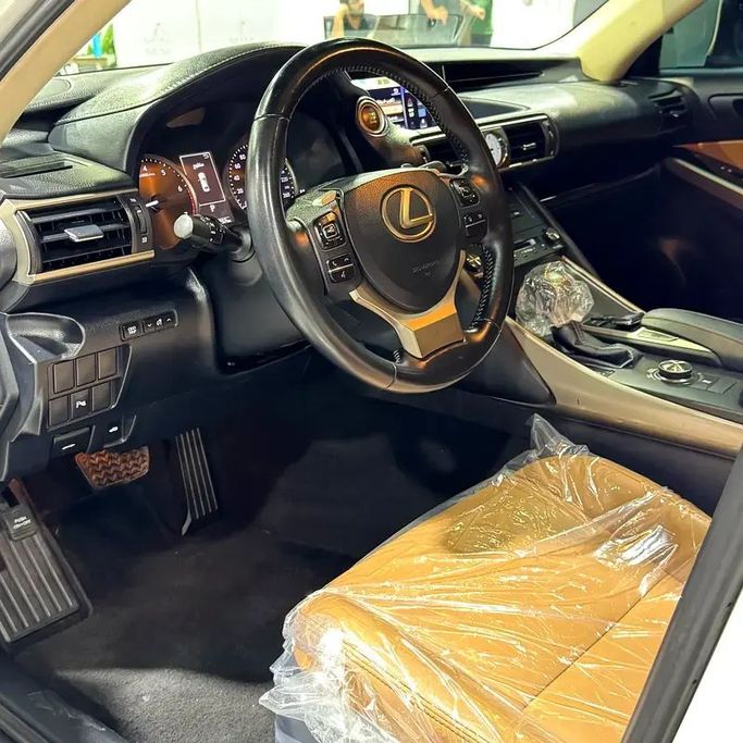 Подержанный Lexus IS 300 III Рестайлинг, 3.5 л, 2019 в Абу-Даби от Emco car Белый цвет. GCC | AUTO.AE