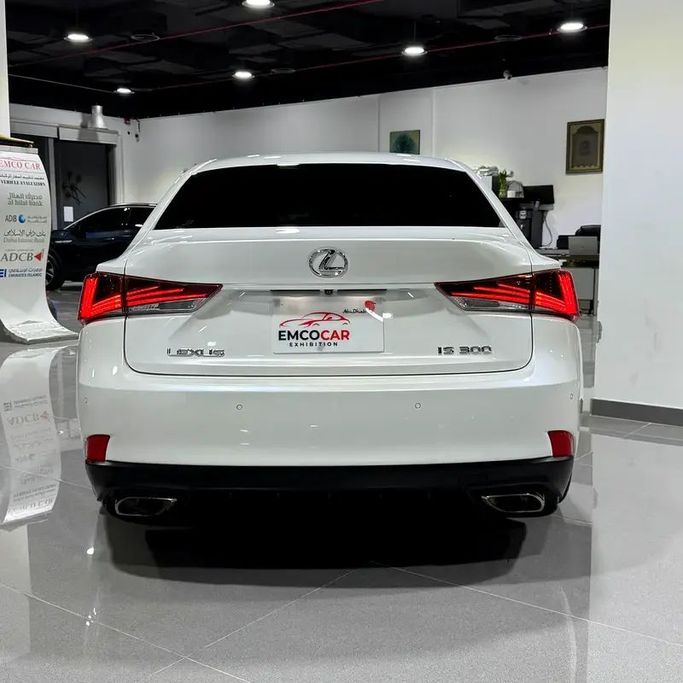 Подержанный Lexus IS 300 III Рестайлинг, 3.5 л, 2019 в Абу-Даби от Emco car Белый цвет. GCC | AUTO.AE