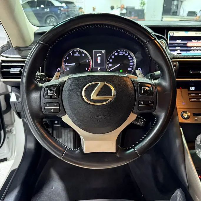 Подержанный Lexus IS 300 III Рестайлинг, 3.5 л, 2019 в Абу-Даби от Emco car Белый цвет. GCC | AUTO.AE