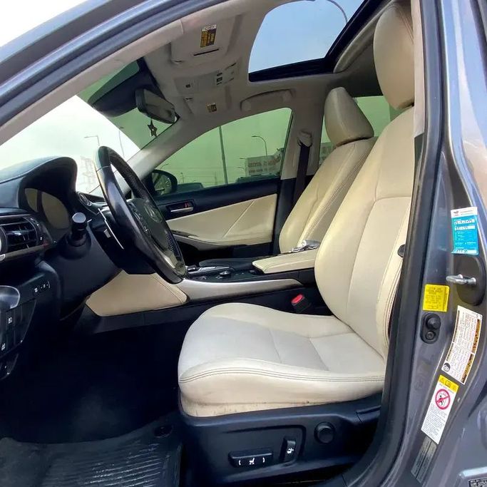 Подержанный Lexus IS 300 III Рестайлинг, 2.0 л, 2017 в Абу-Даби от Emco car Серый цвет. Американская | AUTO.AE