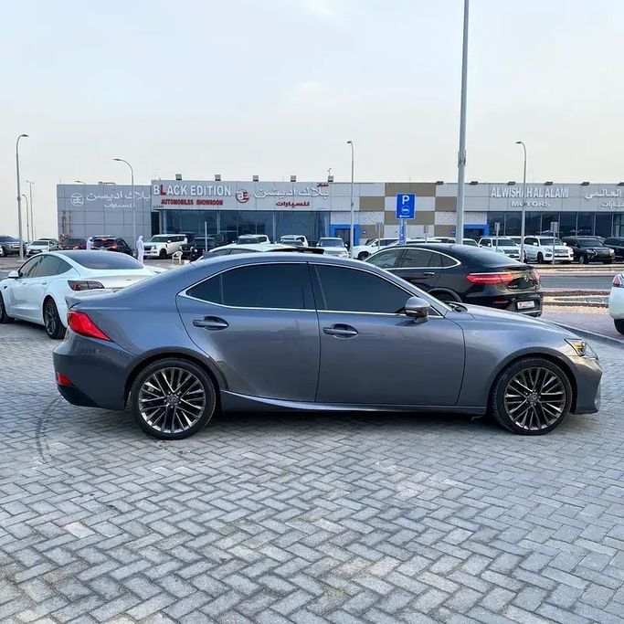 Подержанный Lexus IS 300 III Рестайлинг, 2.0 л, 2017 в Абу-Даби от Emco car Серый цвет. Американская | AUTO.AE