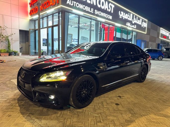 Подержанный Lexus LS 460 IV Рестайлинг 2, 4.6 л, 2014 в Абу-Даби от Golden coast automobile showroom Черный цвет.  | AUTO.AE