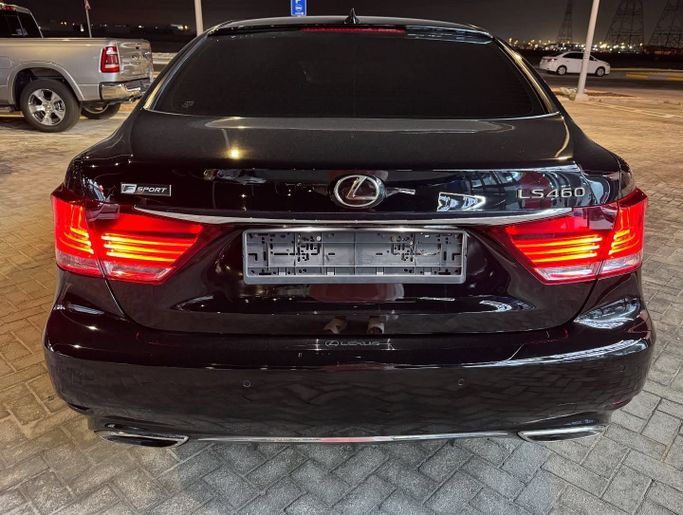 Подержанный Lexus LS 460 IV Рестайлинг 2, 4.6 л, 2014 в Абу-Даби от Golden coast automobile showroom Черный цвет.  | AUTO.AE