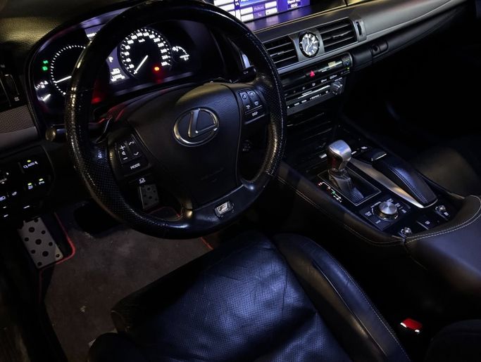 Подержанный Lexus LS 460 IV Рестайлинг 2, 4.6 л, 2014 в Абу-Даби от Golden coast automobile showroom Черный цвет.  | AUTO.AE