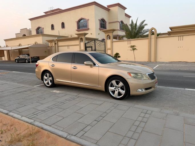 Подержанный Lexus LS 460 L IV, 4.6 л, 2009 в Абу-Даби Золотистый цвет. Американская | AUTO.AE | Объявление #271935