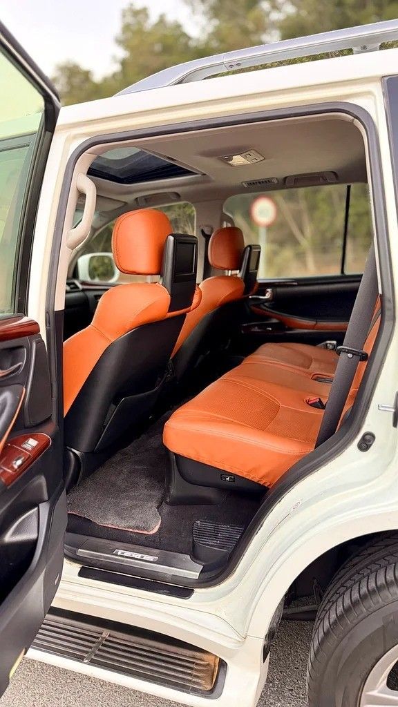 Used Lexus LX 570 III Facelift, 5.7 l, 2014 in Abu Dhabi by Al Waleed Used Cars, White color. GCC Specs | AUTO.AE