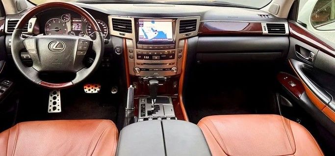 Used Lexus LX 570 III Facelift, 5.7 l, 2014 in Abu Dhabi by Al Waleed Used Cars, White color. GCC Specs | AUTO.AE