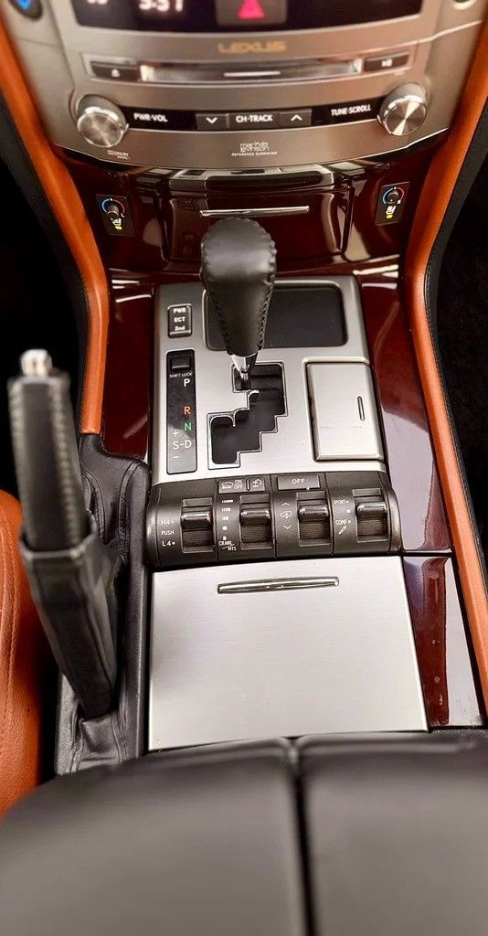 Used Lexus LX 570 III Facelift, 5.7 l, 2014 in Abu Dhabi by Al Waleed Used Cars, White color. GCC Specs | AUTO.AE