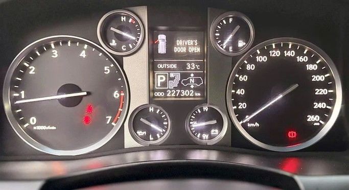 Used Lexus LX 570 III Facelift, 5.7 l, 2014 in Abu Dhabi by Al Waleed Used Cars, White color. GCC Specs | AUTO.AE