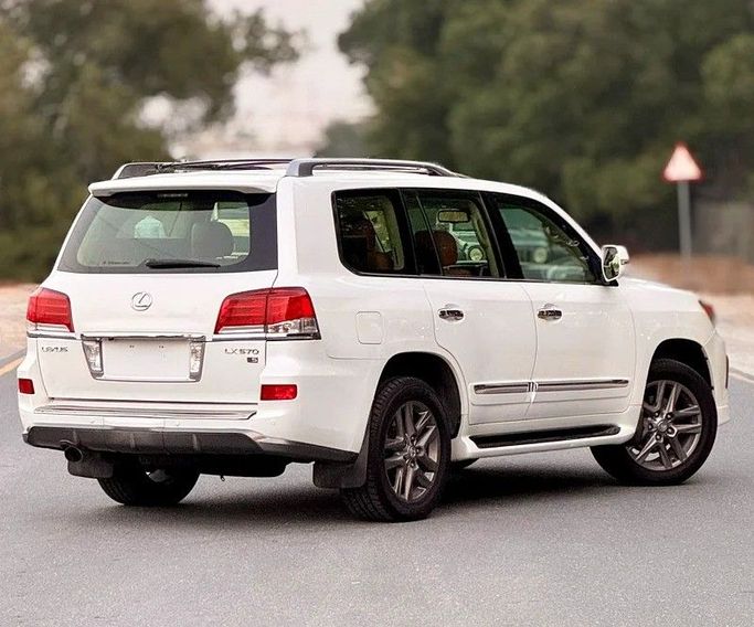 Used Lexus LX 570 III Facelift, 5.7 l, 2014 in Abu Dhabi by Al Waleed Used Cars, White color. GCC Specs | AUTO.AE