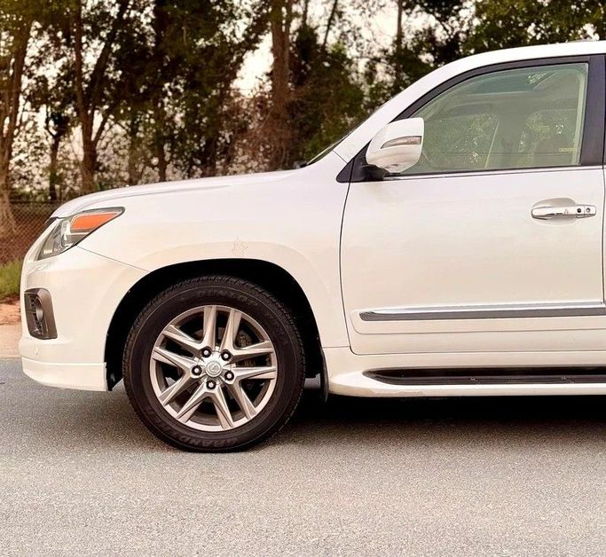 Used Lexus LX 570 III Facelift, 5.7 l, 2014 in Abu Dhabi by Al Waleed Used Cars, White color. GCC Specs | AUTO.AE