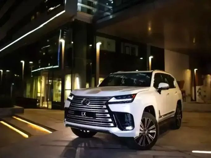 Новый Lexus LX 600 IV, 3.4 л, 2025 в Абу-Даби от New Sahraa Cars Белый цвет. GCC | AUTO.AE