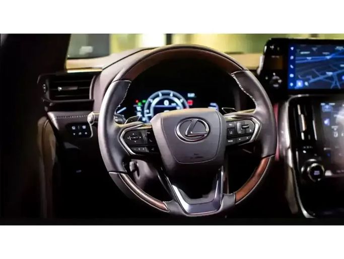 Новый Lexus LX 600 IV, 3.4 л, 2025 в Абу-Даби от New Sahraa Cars Белый цвет. GCC | AUTO.AE