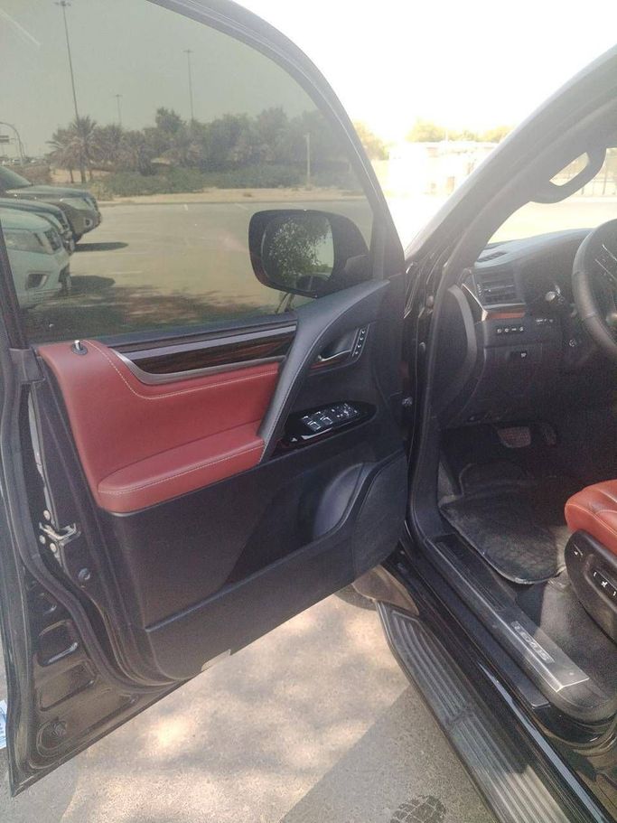 Подержанный Lexus LX 570 III Рестайлинг 2, 5.7 л, 2018 в Абу-Даби Черный цвет. GCC | AUTO.AE