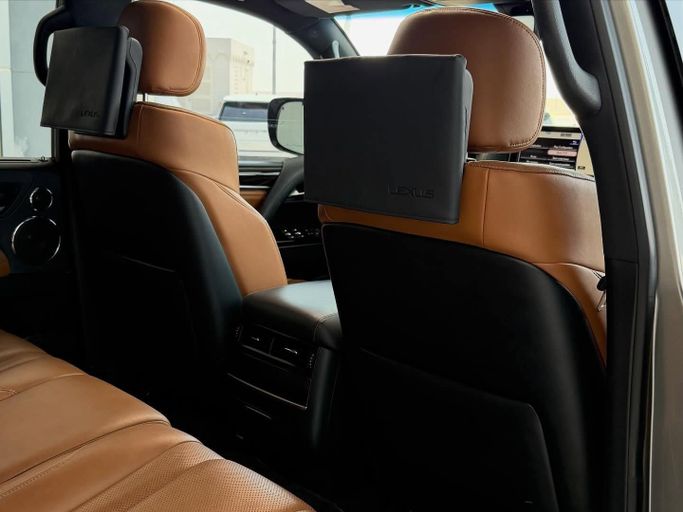 Подержанный Lexus LX 570 III Рестайлинг 2, 5.7 л, 2021 в Абу-Даби от Speed Car Motors Другой цвет цвет.  | AUTO.AE