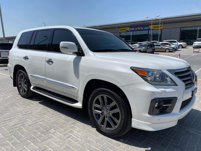 Used Lexus LX 570 III Facelift, 5.7 l, 2014 in Abu Dhabi by Golden coast automobile showroom, White color. GCC Specs | AUTO.AE