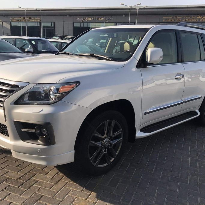 Used Lexus LX 570 III Facelift, 5.7 l, 2015 in Abu Dhabi by Golden coast automobile showroom, White color. GCC Specs | AUTO.AE