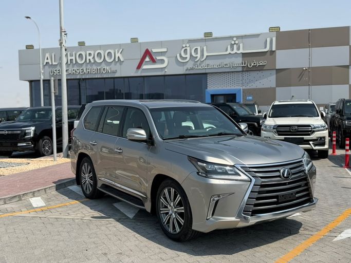 مستعملة ⁦Lexus LX 570 ثالثاً فيس ليفت 2، 5.7 l، 2017⁩ في في الإمارات, أبوظبي من Al Shorook Used Car Exhibition، اللون رمادي. مواصفات الخليج | AUTO.AE | إعلان #289180
