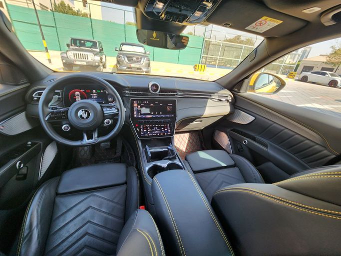 Подержанный Maserati Grecale, 3.0 л, 2023 в Абу-Даби Желтый цвет. Японская | AUTO.AE