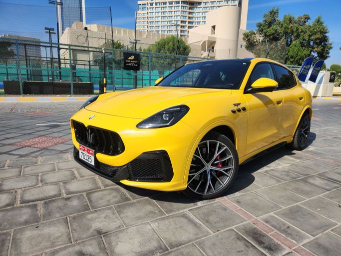 Подержанный Maserati Grecale, 3.0 л, 2023 в Абу-Даби Желтый цвет. Японская | AUTO.AE