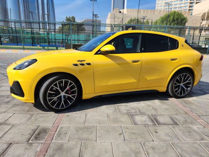 Подержанный Maserati Grecale, 3.0 л, 2023 в Абу-Даби Желтый цвет. Японская | AUTO.AE