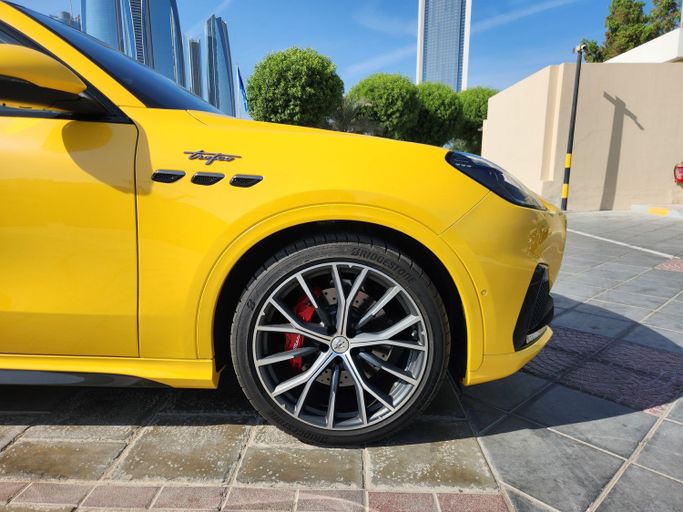 Подержанный Maserati Grecale, 3.0 л, 2023 в Абу-Даби Желтый цвет. Японская | AUTO.AE