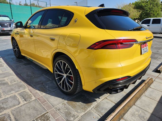 Подержанный Maserati Grecale, 3.0 л, 2023 в Абу-Даби Желтый цвет. Японская | AUTO.AE