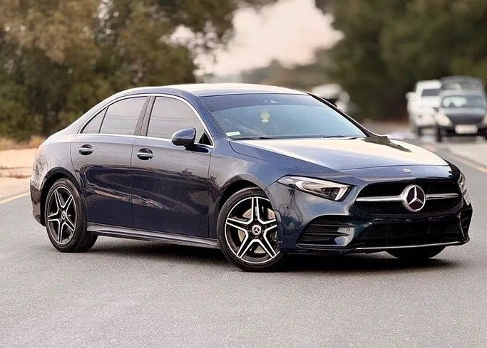 Подержанный Mercedes-Benz A-Class 250 IV (W177), 2.0 л, 2019 в Абу-Даби от Al Waleed Used Cars Синий цвет. GCC | AUTO.AE