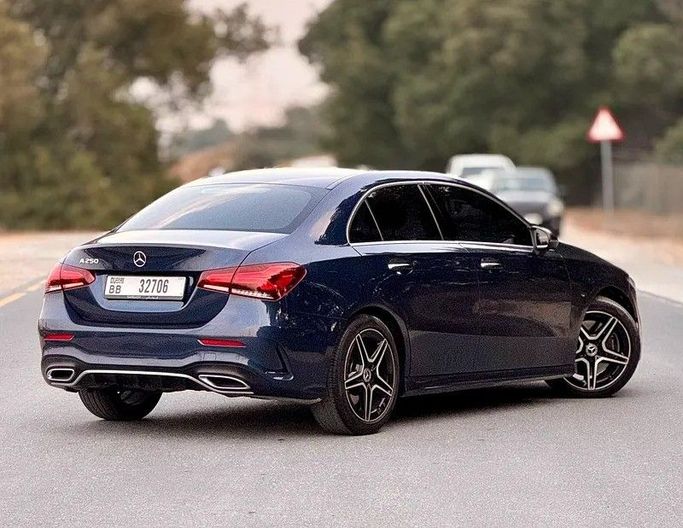 Подержанный Mercedes-Benz A-Class 250 IV (W177), 2.0 л, 2019 в Абу-Даби от Al Waleed Used Cars Синий цвет. GCC | AUTO.AE