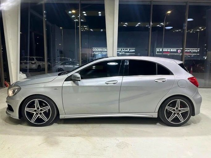 Подержанный Mercedes-Benz A-Class 250 III (W176) Рестайлинг, 2.0 л, 2015 в Абу-Даби от Al Ramz Motors Серебристый цвет. GCC | AUTO.AE