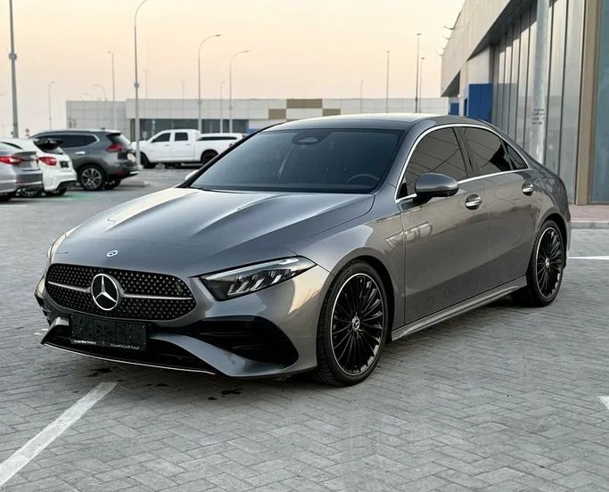 Подержанный Mercedes-Benz A-Class 200 IV (W177) Рестайлинг, 1.3 л, 2023 в Абу-Даби от Al Laith Cars Showroom Серый цвет. GCC | AUTO.AE
