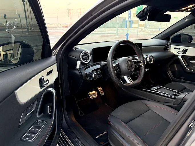 Подержанный Mercedes-Benz A-Class 200 IV (W177) Рестайлинг, 1.3 л, 2023 в Абу-Даби от Al Laith Cars Showroom Серый цвет. GCC | AUTO.AE