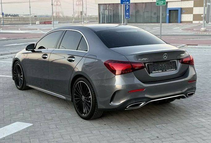 Подержанный Mercedes-Benz A-Class 200 IV (W177) Рестайлинг, 1.3 л, 2023 в Абу-Даби от Al Laith Cars Showroom Серый цвет. GCC | AUTO.AE