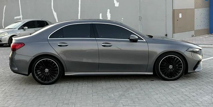 Подержанный Mercedes-Benz A-Class 200 IV (W177) Рестайлинг, 1.3 л, 2023 в Абу-Даби от Al Laith Cars Showroom Серый цвет. GCC | AUTO.AE