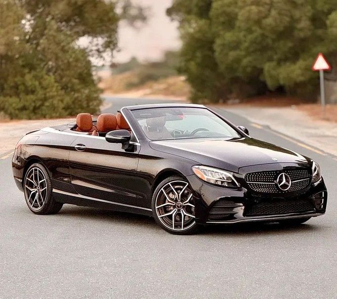 Подержанный Mercedes-Benz C-Class 300 IV (W205) Рестайлинг, 2.0 л, 2019 в Абу-Даби от Al Waleed Used Cars Черный цвет. Американская | AUTO.AE