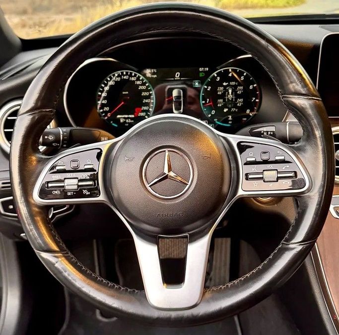 Подержанный Mercedes-Benz C-Class 300 IV (W205) Рестайлинг, 2.0 л, 2019 в Абу-Даби от Al Waleed Used Cars Черный цвет. Американская | AUTO.AE