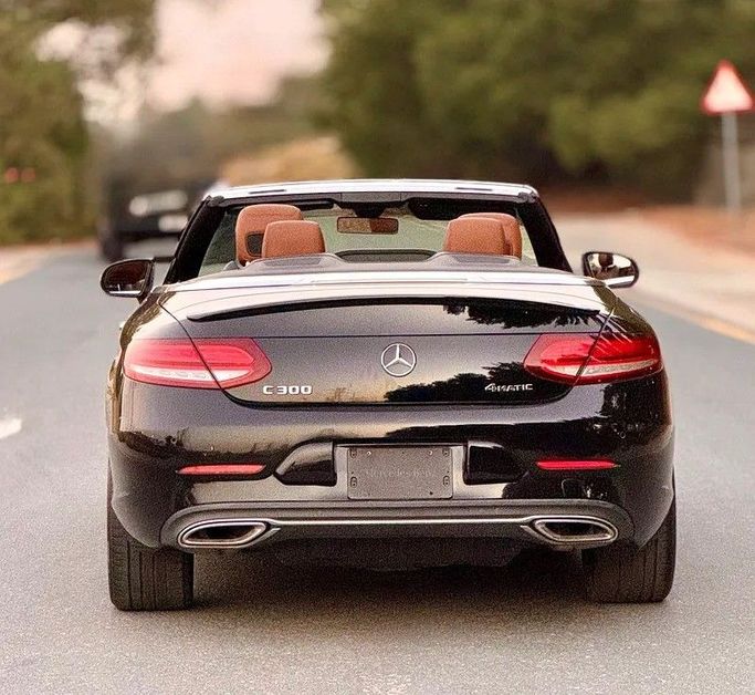 Подержанный Mercedes-Benz C-Class 300 IV (W205) Рестайлинг, 2.0 л, 2019 в Абу-Даби от Al Waleed Used Cars Черный цвет. Американская | AUTO.AE