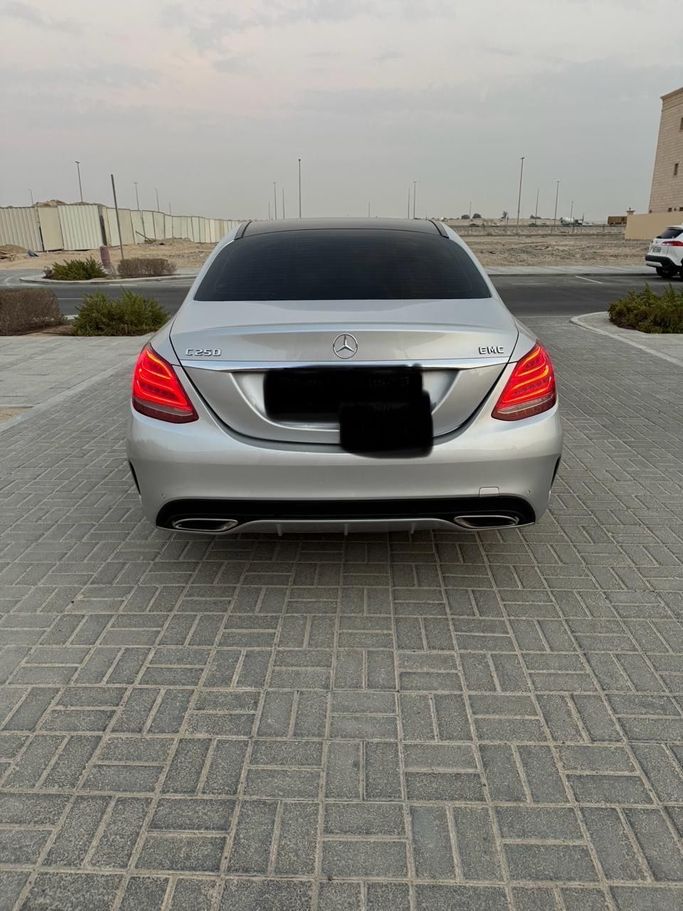 Подержанный Mercedes-Benz C-Class 300 IV (W205), 2.0 л, 2017 в Абу-Даби Серебристый цвет. GCC | AUTO.AE