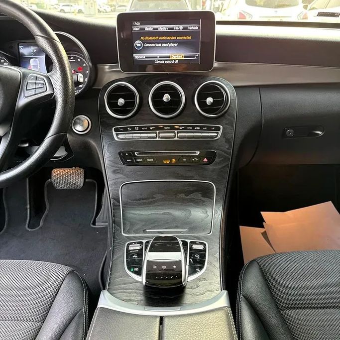 Подержанный Mercedes-Benz C-Class 200 IV (W205), 2.0 л, 2018 в Абу-Даби от Emco car Серый цвет. GCC | AUTO.AE