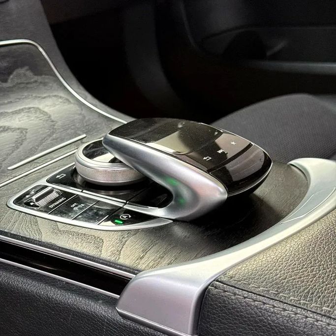 Подержанный Mercedes-Benz C-Class 200 IV (W205), 2.0 л, 2018 в Абу-Даби от Emco car Серый цвет. GCC | AUTO.AE