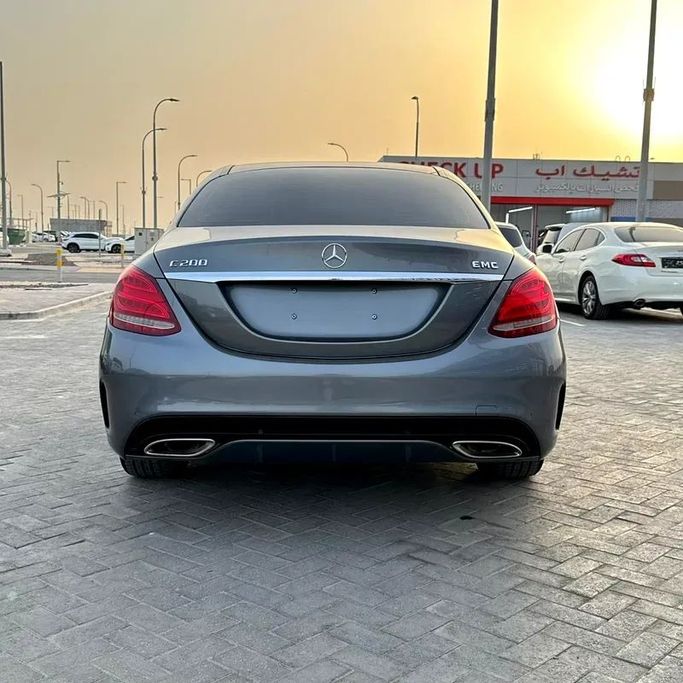 Подержанный Mercedes-Benz C-Class 200 IV (W205), 2.0 л, 2018 в Абу-Даби от Emco car Серый цвет. GCC | AUTO.AE