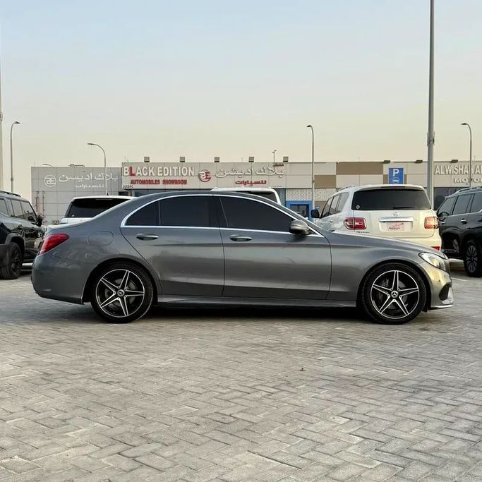 Подержанный Mercedes-Benz C-Class 200 IV (W205), 2.0 л, 2018 в Абу-Даби от Emco car Серый цвет. GCC | AUTO.AE
