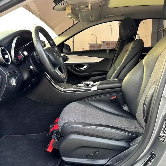 Подержанный Mercedes-Benz C-Class 200 IV (W205), 2.0 л, 2018 в Абу-Даби от Emco car Серый цвет. GCC | AUTO.AE